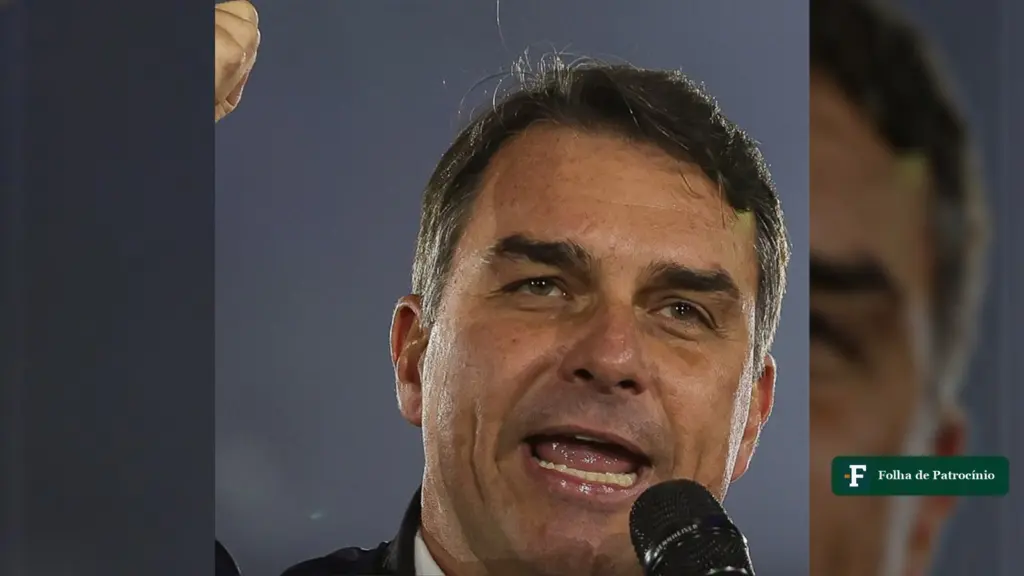 Flávio Bolsonaro discursa ao microfone, imagem da matéria sobre o maior ajuste fiscal