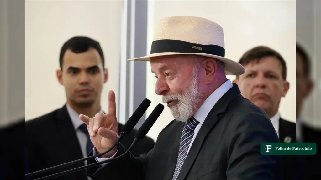 Lula discursa de chapéu na sanção da lei da reforma tributária, que hoje pode levar o Brasil ao maior IVA do mundo, no Palácio do Planalto