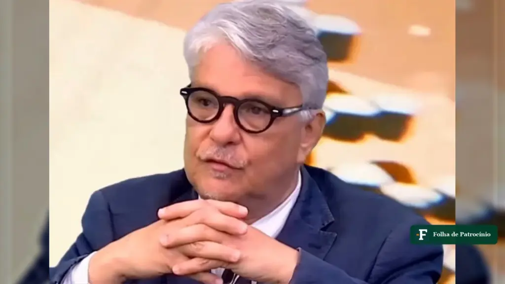O cientista político Marcelo Suano, de óculos e paletó azul, com as mãos entrelaçadas, em entrevista