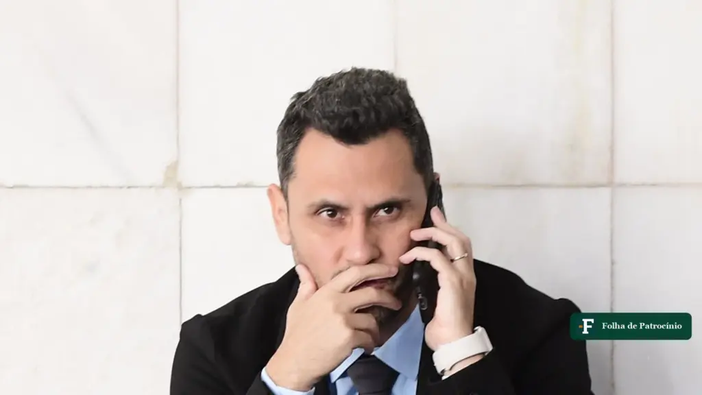 Cleitinho Azevedo, governador eleito de Minas, ao telefone, em foto de arquivo do Senado