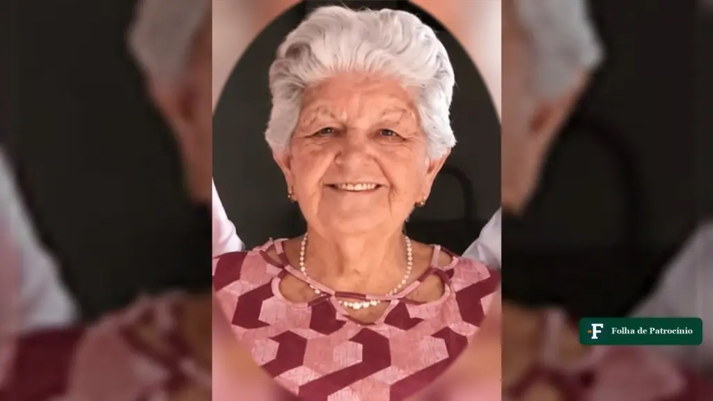 Retrato de Maria Cristina dos Santos, de cabelos brancos e blusa rosa estampada, sorrindo