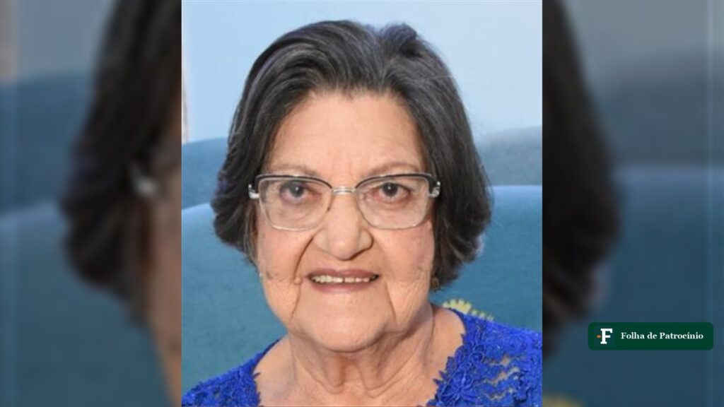 Maria do Perpétuo Socorro Alves, de óculos e blusa azul, em retrato divulgado com a nota de falecimento