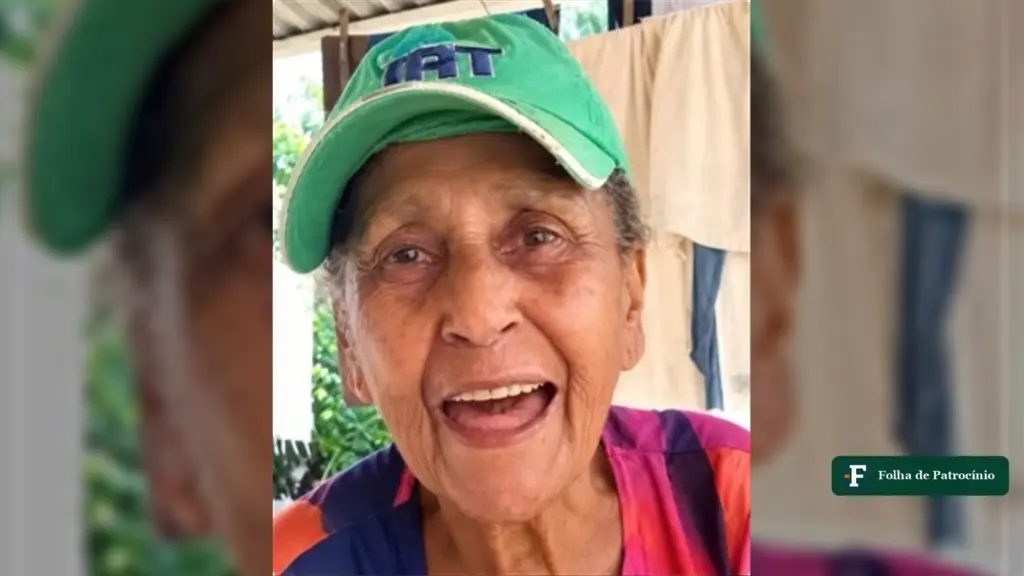 Martinha Alves Bastos, que morreu aos 88 anos em Patrocínio, de boné verde, sorrindo