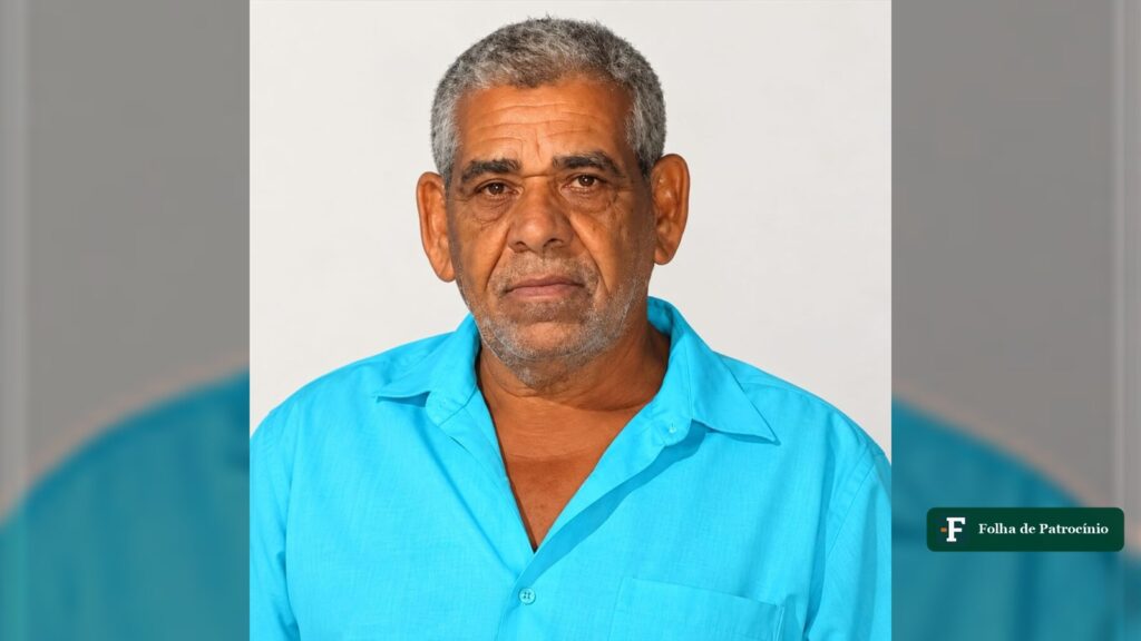 Maurício Cristino, de camisa azul, em retrato divulgado com a nota de falecimento