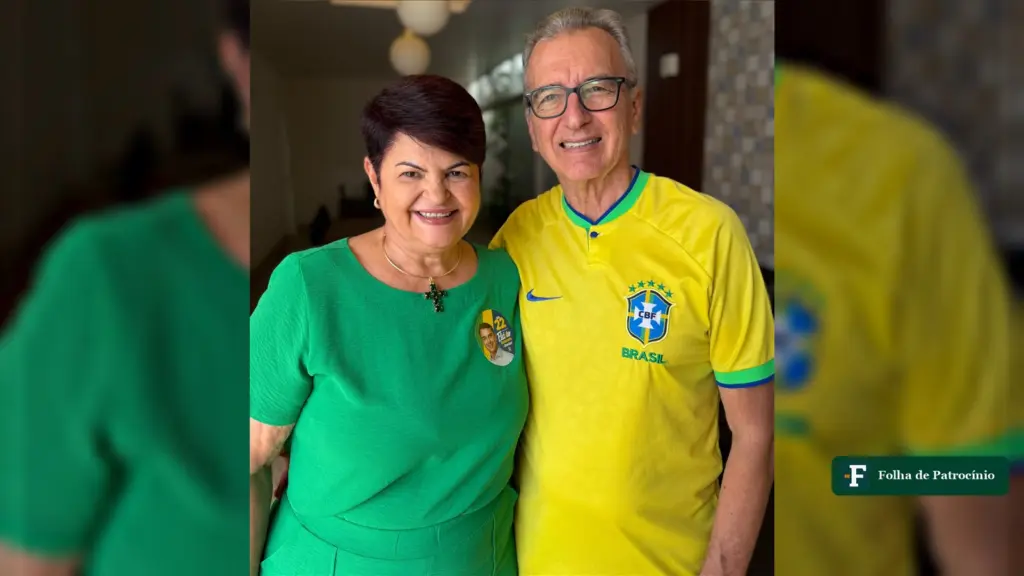 Maurício Cunha e Ana Valéria lado a lado, ele de camisa amarela da Seleção e ela de blusa verde com adesivo de candidato