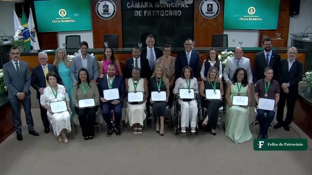 Professores homenageados com a Medalha Olga Barbosa posam com vereadores no plenário da Câmara de Patrocínio