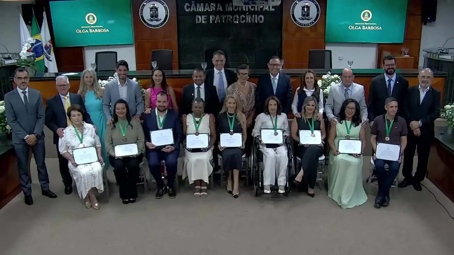 Homenageados com a Medalha Olga Barbosa posam com vereadores no plenário da Câmara de Patrocínio