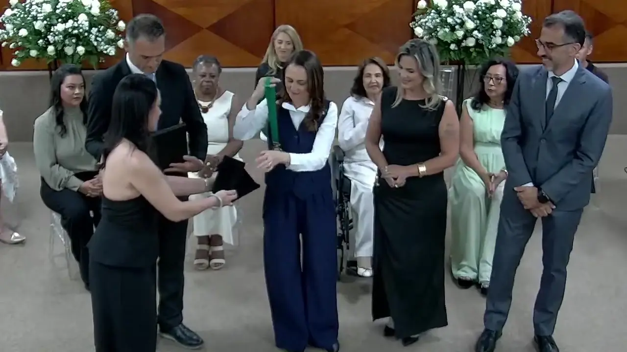 Entrega de medalha durante a sessão solene na Câmara de Patrocínio