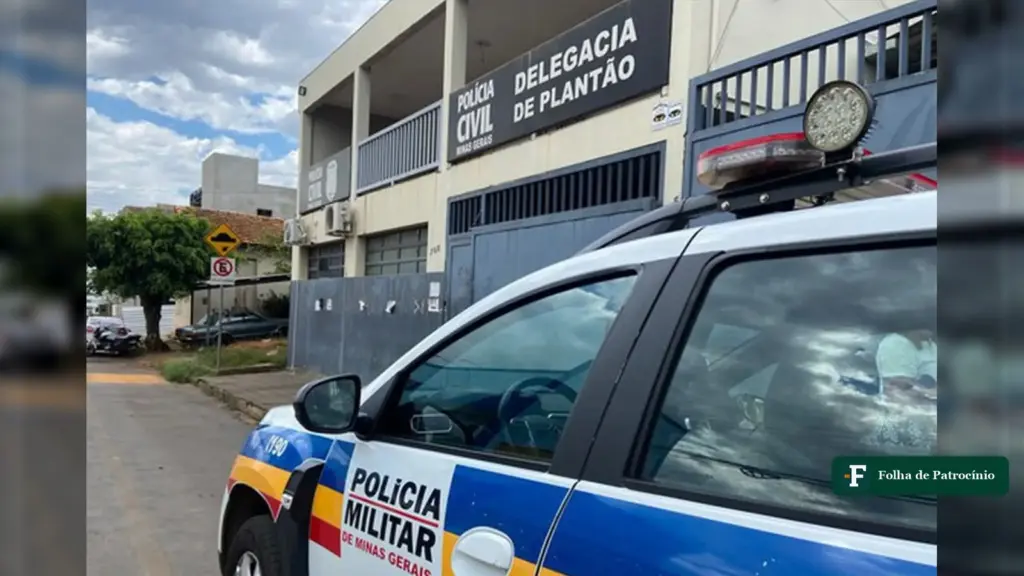 Viatura da Polícia Militar diante da Delegacia de Plantão em Patos de Minas, local ligado ao médico preso em Patos
