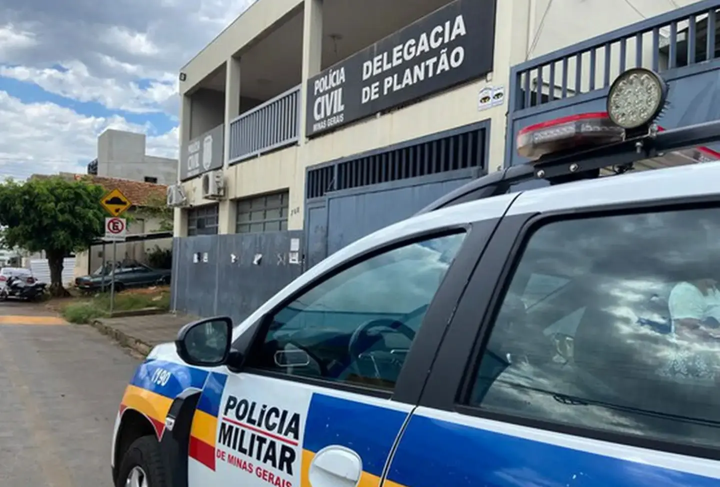 Viatura da Polícia Militar de Minas Gerais em frente à Delegacia de Plantão da Polícia Civil, onde o médico preso em Patos foi apresentado