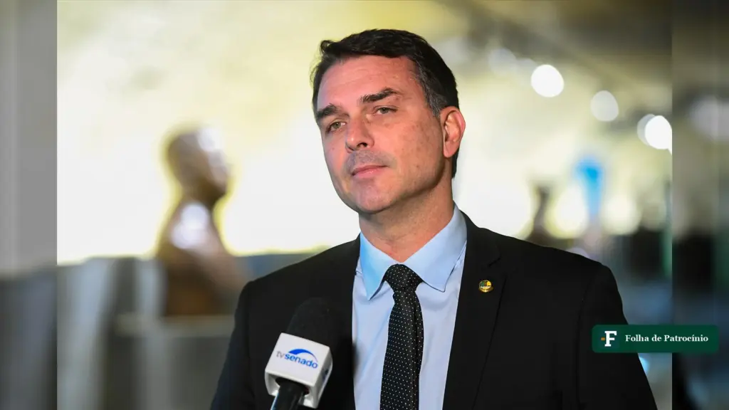 Flávio Bolsonaro dá entrevista no Senado em foto sobre a promessa de meio milhão de vagas em presídios