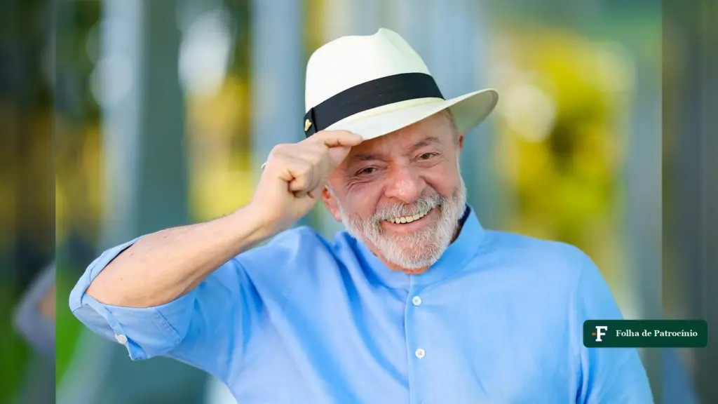 Menor escolaridade do mundo? Lula sorri e segura o chapéu, em foto de 2026. Foto: Lula Oficial (CC BY-SA 4.0)