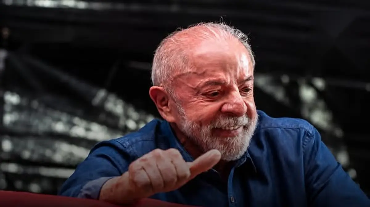 Menor escolaridade do mundo: Lula sorri e faz sinal de positivo durante evento de campanha
