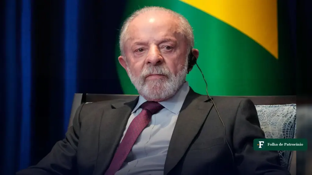 Lula em evento oficial, com a bandeira do Brasil ao fundo, no dia em que as mensagens do GovBR viraram alvo de ação no TSE
