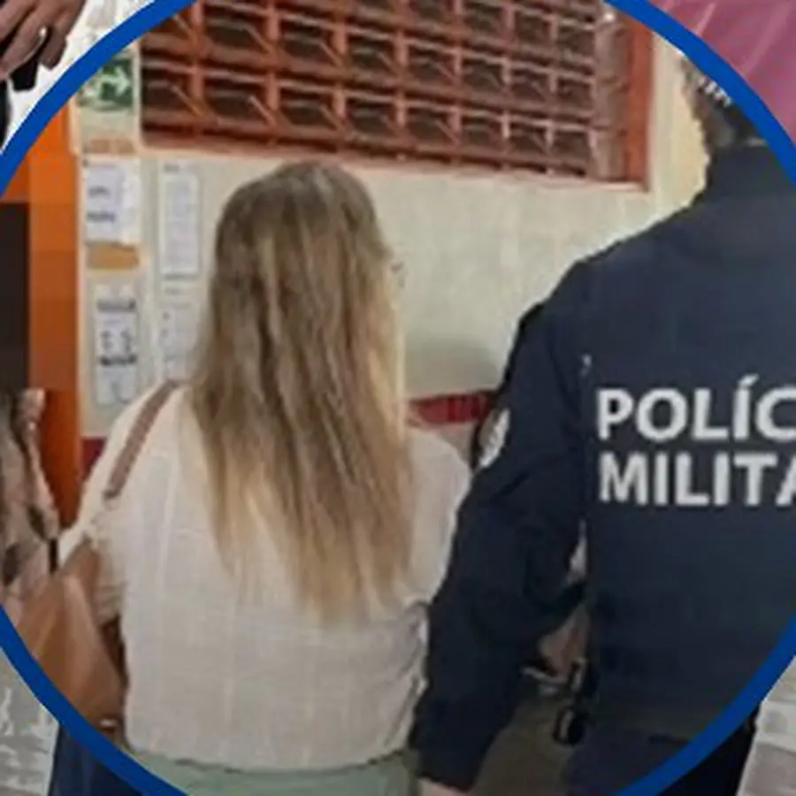 Mesária presa no DF é conduzida por policial militar numa escola do Gama