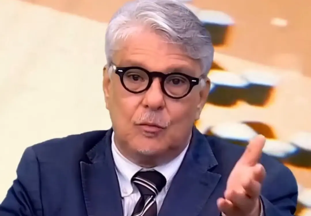Marcelo Suano gesticula ao falar do México do PRI e da regulação das redes