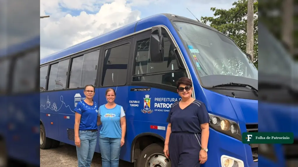 Micro-ônibus para fazedores de cultura: veículo azul com a identificação da Prefeitura de Patrocínio