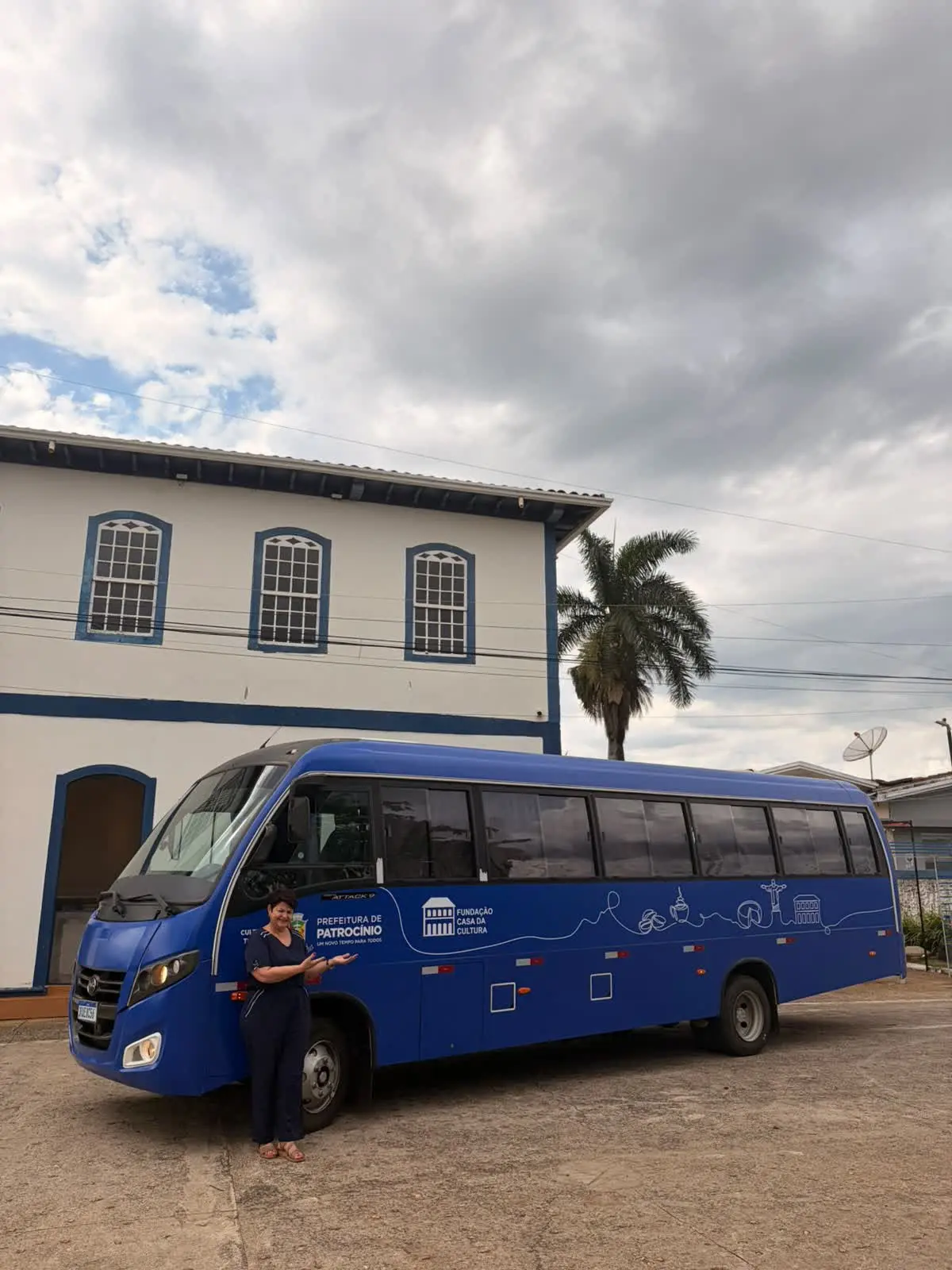 Micro-ônibus para fazedores de cultura de Patrocínio, com a identificação da Secretaria de Cultura e Turismo