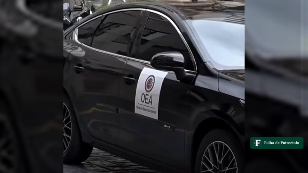 Carro preto com o adesivo da Missão de Observação Eleitoral da OEA, em quadro de vídeo divulgado nas redes na véspera do primeiro turno
