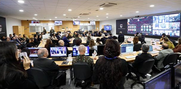 Convidados e observadores internacionais na sala de comando do Exército, em Brasília, durante visita sobre a logística da eleição