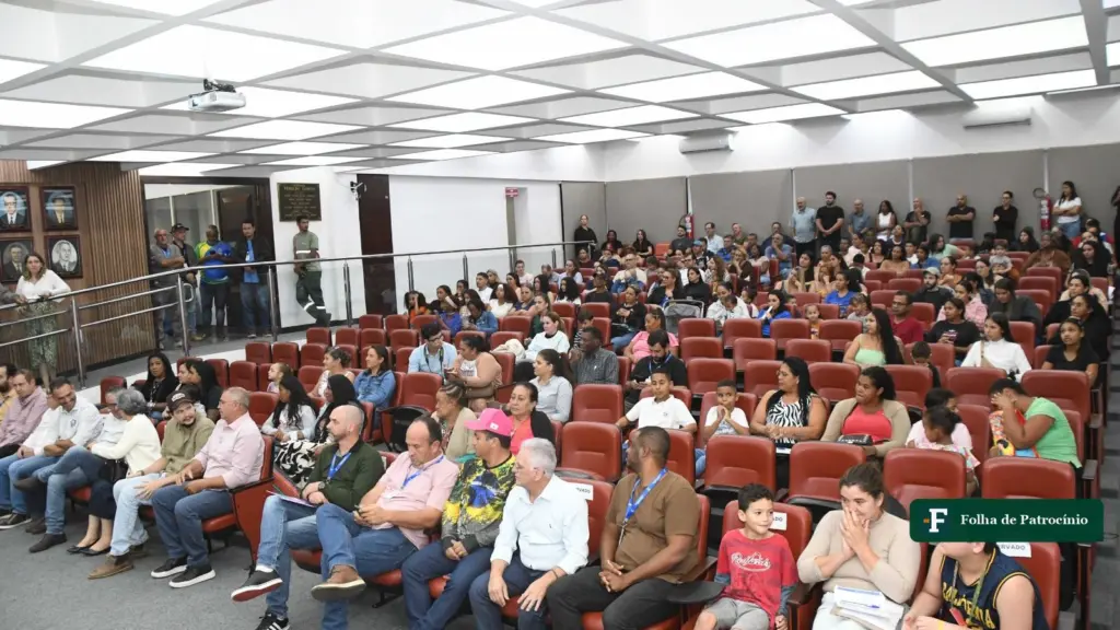 Famílias no auditório da Prefeitura no ato de pré-seleção do programa de moradias em Patrocínio
