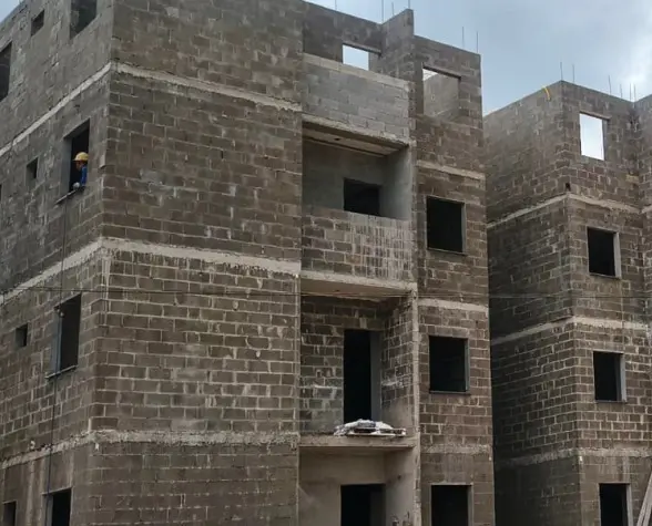 Prédios de apartamentos em construção, uma das frentes de moradias em Patrocínio