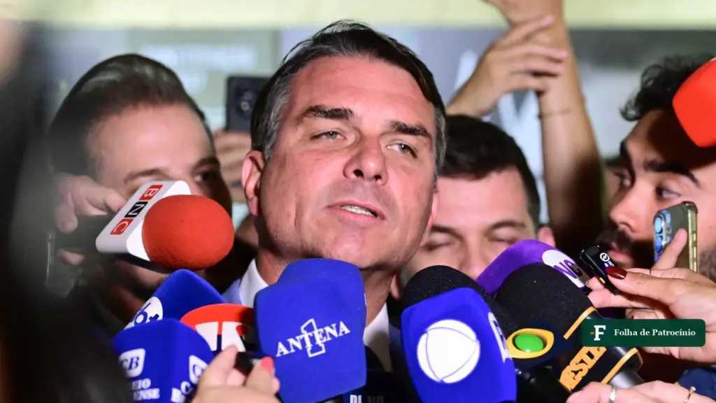 Flávio Bolsonaro fala à imprensa no Senado, em foto usada na matéria em que Moraes autoriza visitas ao pai