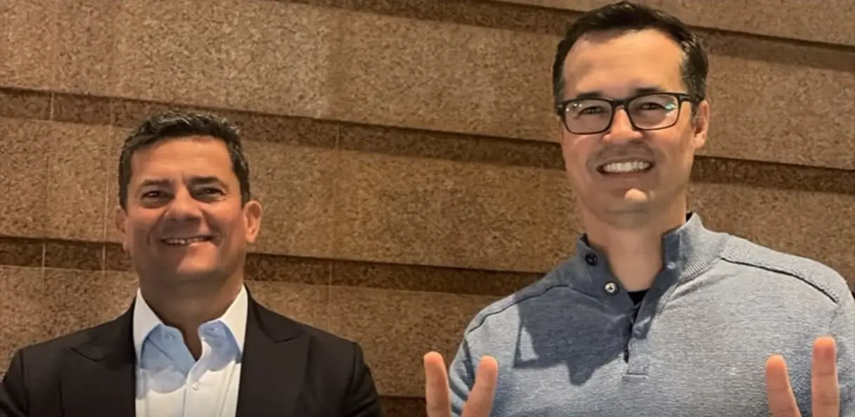 Sergio Moro e Deltan Dallagnol sorriem lado a lado antes de Moro e Deltan no debate da Band