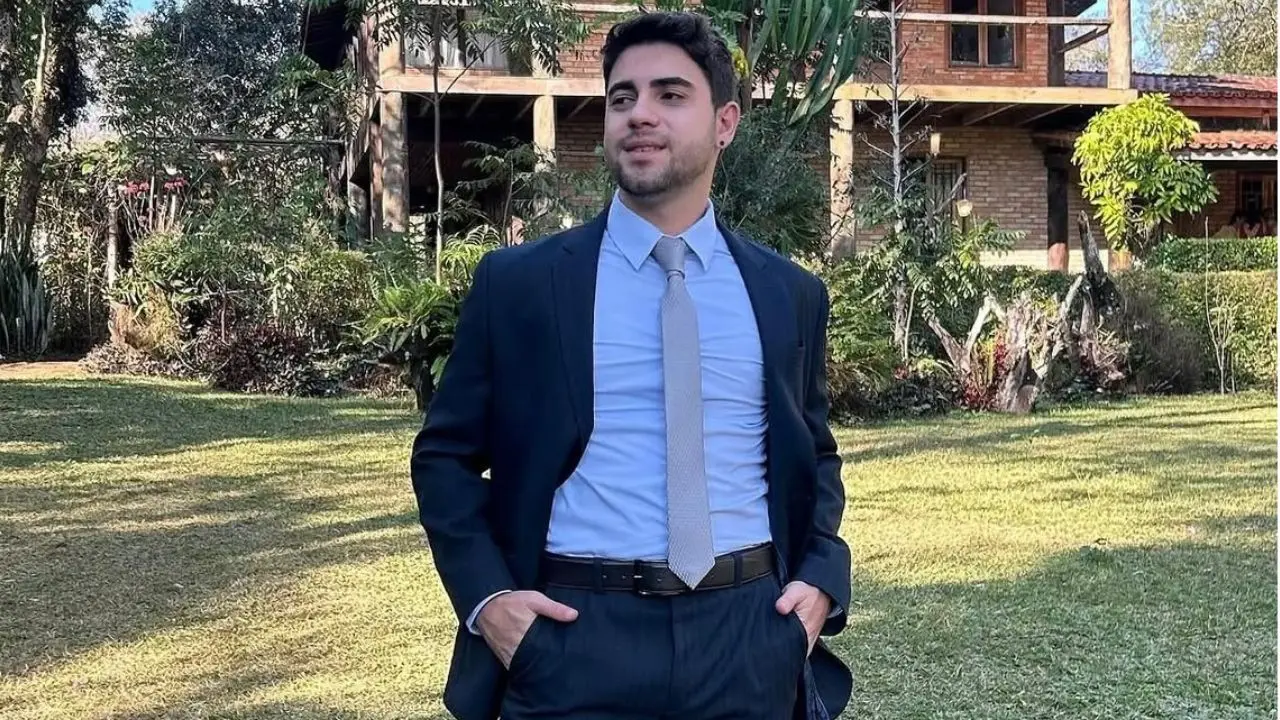 Morte de Marcelo Oliveira: o engenheiro ambiental e mestrando, de 30 anos, de terno, em foto de rede social