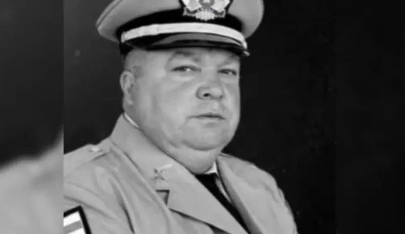 Morte em fila de votação: retrato em preto e branco do sargento Venícius Rodrigues dos Santos, de quepe e farda da PM
