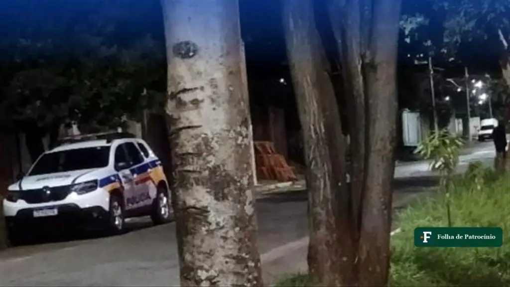 Viatura da Polícia Militar na avenida onde um jovem morreu em queda de moto em Patos de Minas