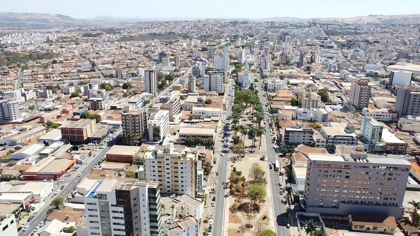 Vista aérea do centro de Patos de Minas, onde um jovem de 18 anos morreu em queda de moto