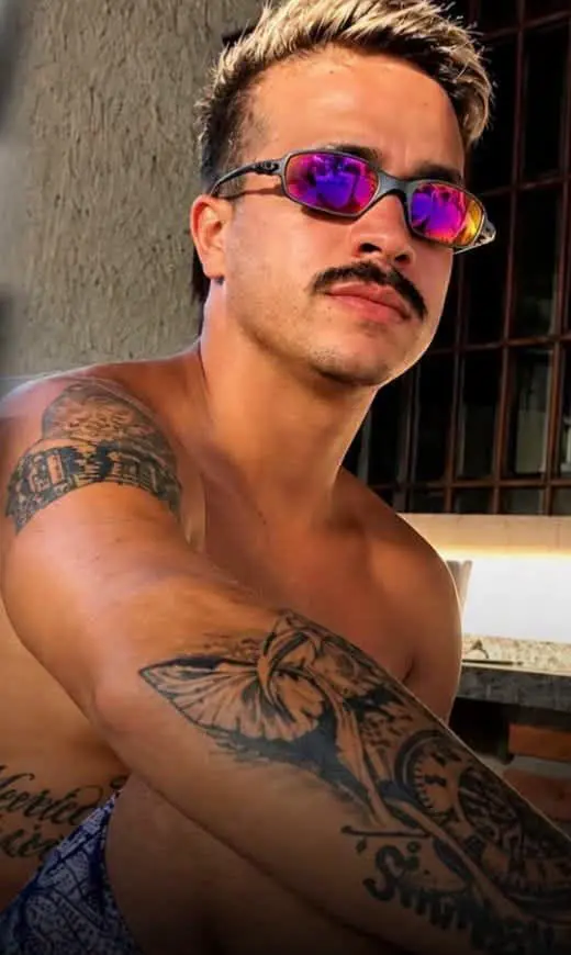 Motoboy morto em São Vicente: Gabriel Soares Lima de óculos espelhados e tatuagens no braço