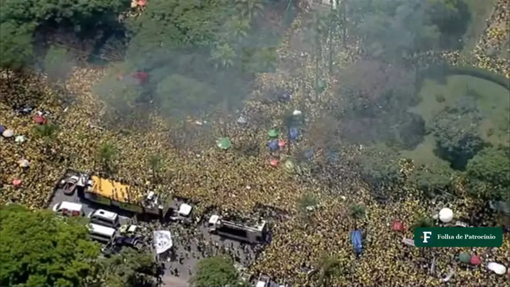 Motociata de Flávio em BH: vista aérea de apoiadores de verde e amarelo reunidos em ato com carros de som