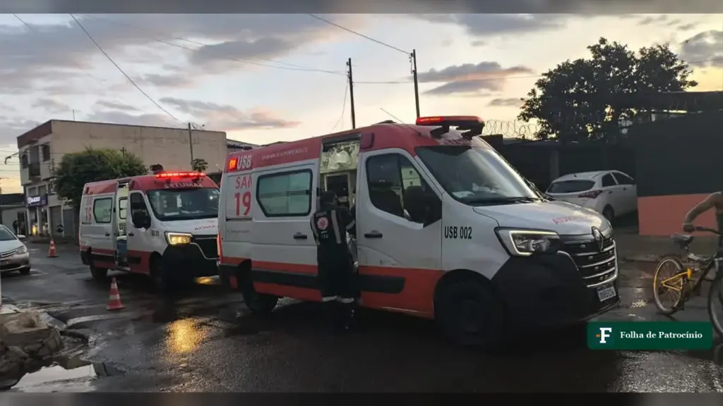 Ambulâncias do Samu no local da batida entre carro e moto no bairro Lagoa Grande, em Patos de Minas, onde um motociclista intubado em Patos de Minas foi socorrido