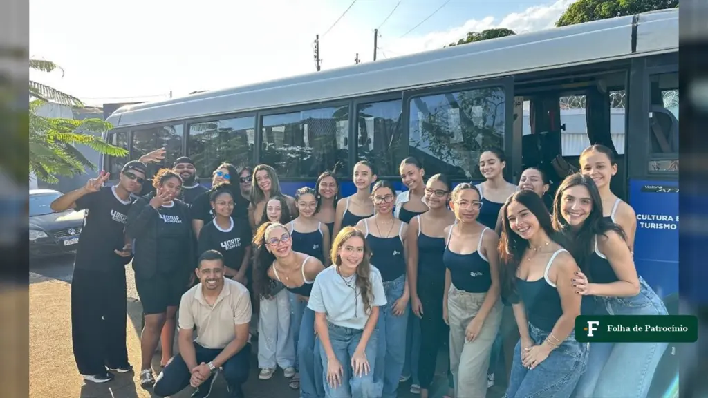 Bailarinas e equipe do CEU das Artes diante do ônibus antes de viajar para o Movimenta Triângulo