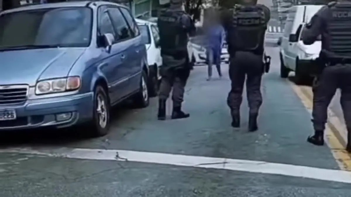 Policiais militares da Rocam na rua do Parque São Domingos, onde a mulher foi baleada por PM em Pirituba