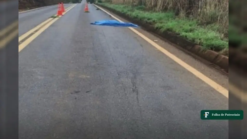 Pista da MG-188 em Unaí com cones e lona azul, no local onde foi achada a mulher morta na MG-188