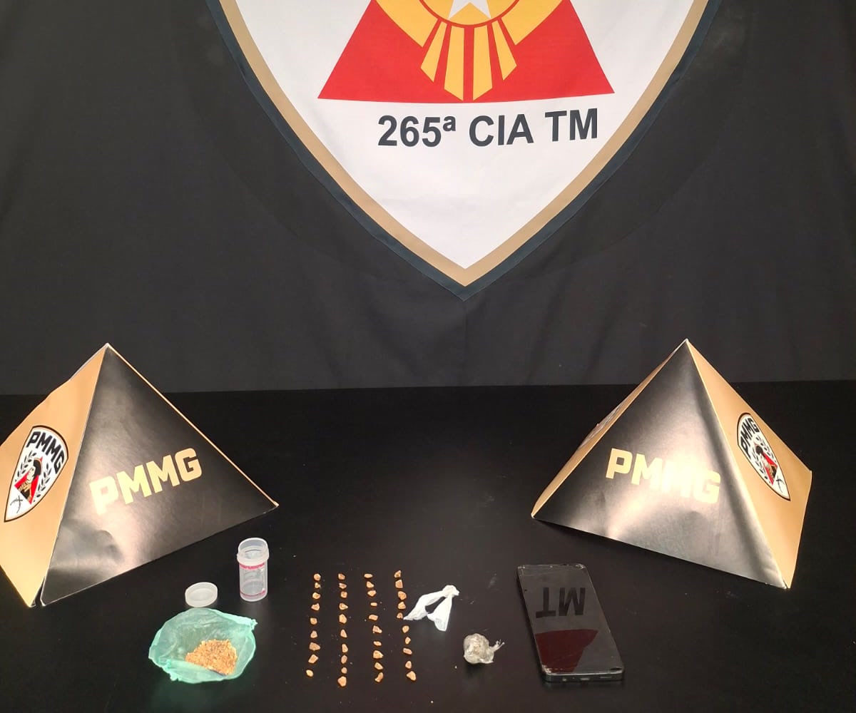 Mulher presa com crack em Patrocínio: pedras de crack e outras drogas apreendidas pela PM, dispostas sobre uma mesa