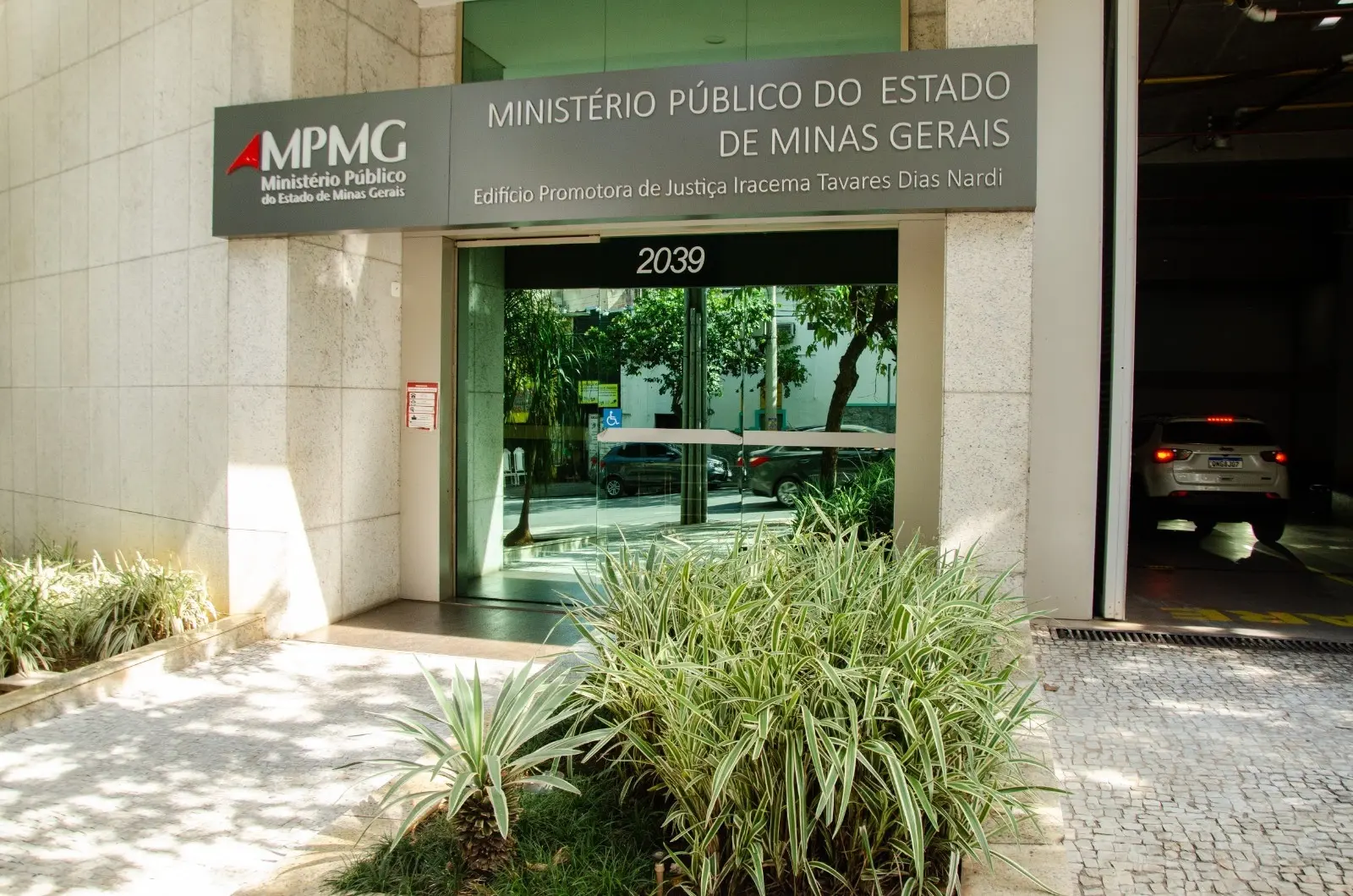 Entrada do prédio do Ministério Público de Minas Gerais, onde funciona o Procon-MPMG, responsável pela multa ao Agibank