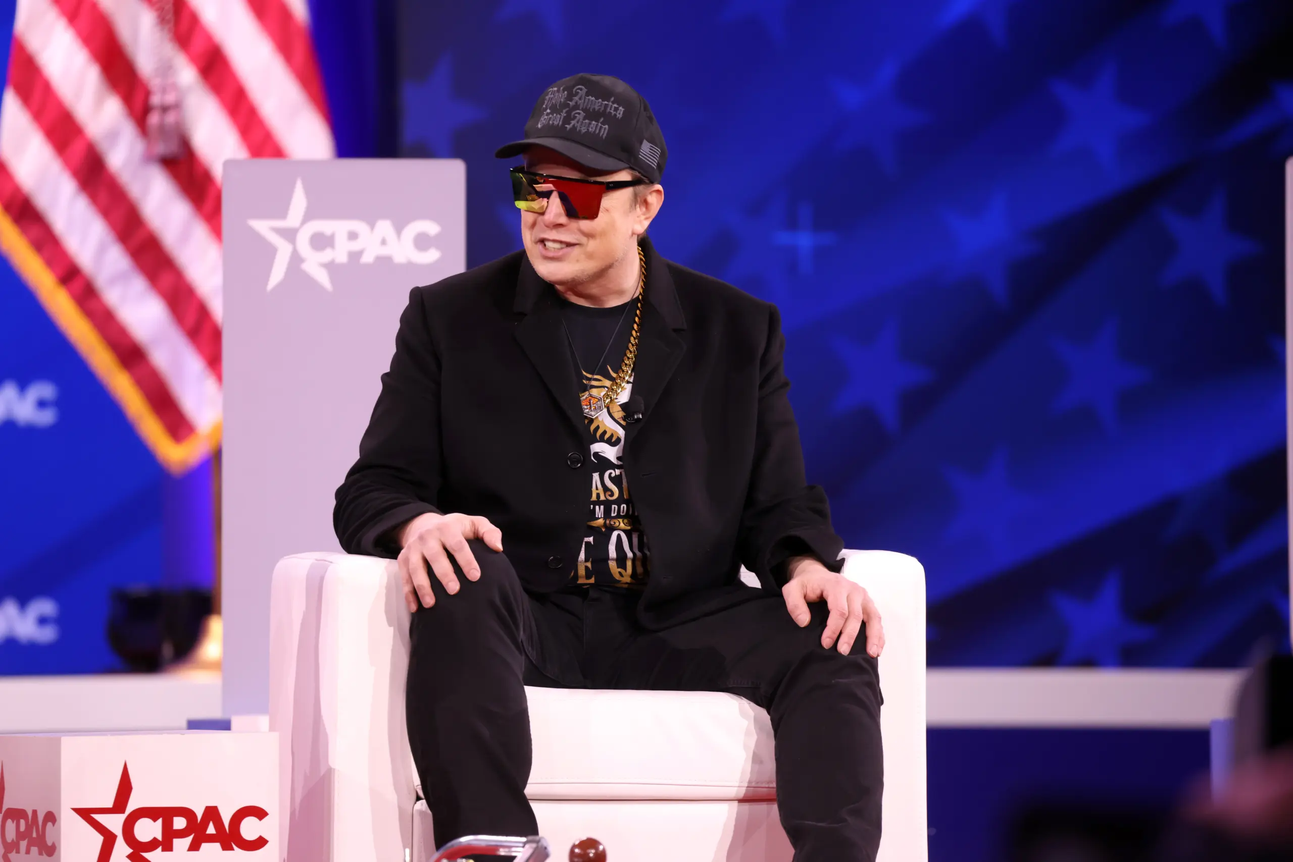 Elon Musk sentado em palco de conferência conservadora nos Estados Unidos