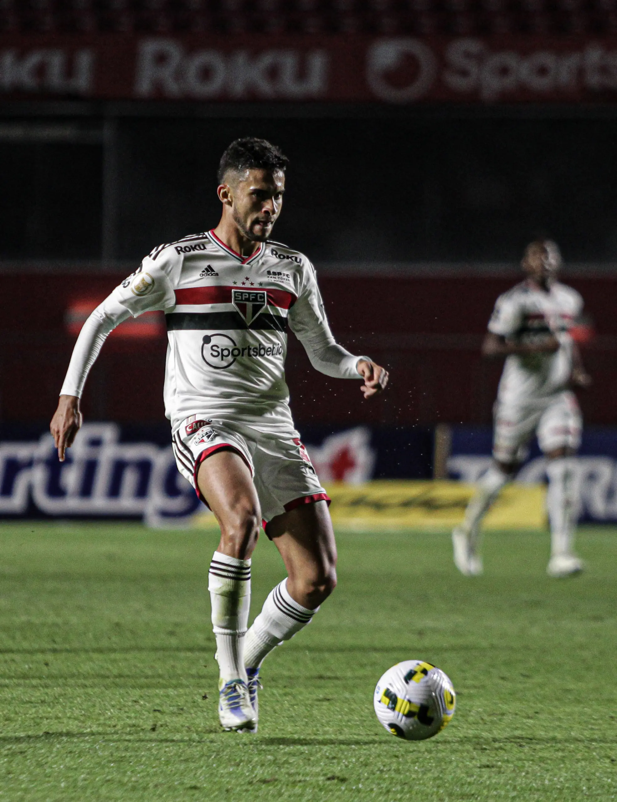 Neymar e Nestor: o meia Rodrigo Nestor conduz a bola com a camisa do São Paulo