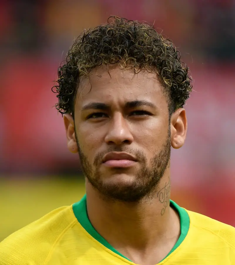 Neymar com a camisa da seleção, jogador que fez o 22 em vídeo, ao contrário de Vini Jr com boné 22