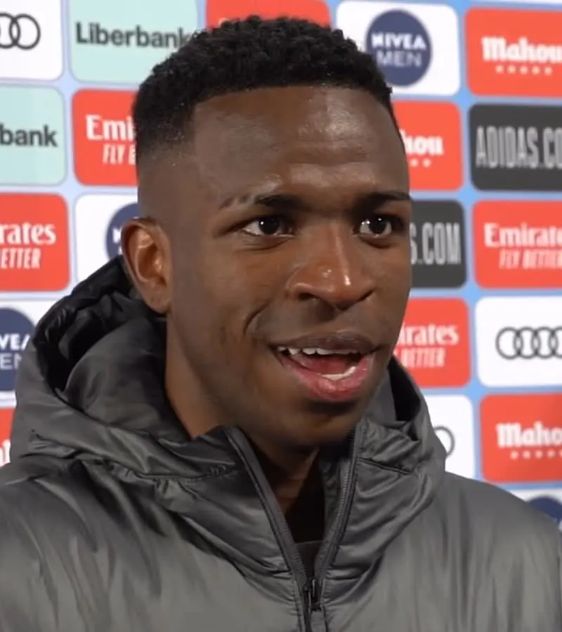 Vini Jr em entrevista pelo Real Madrid; não há registro de Vini Jr com boné 22