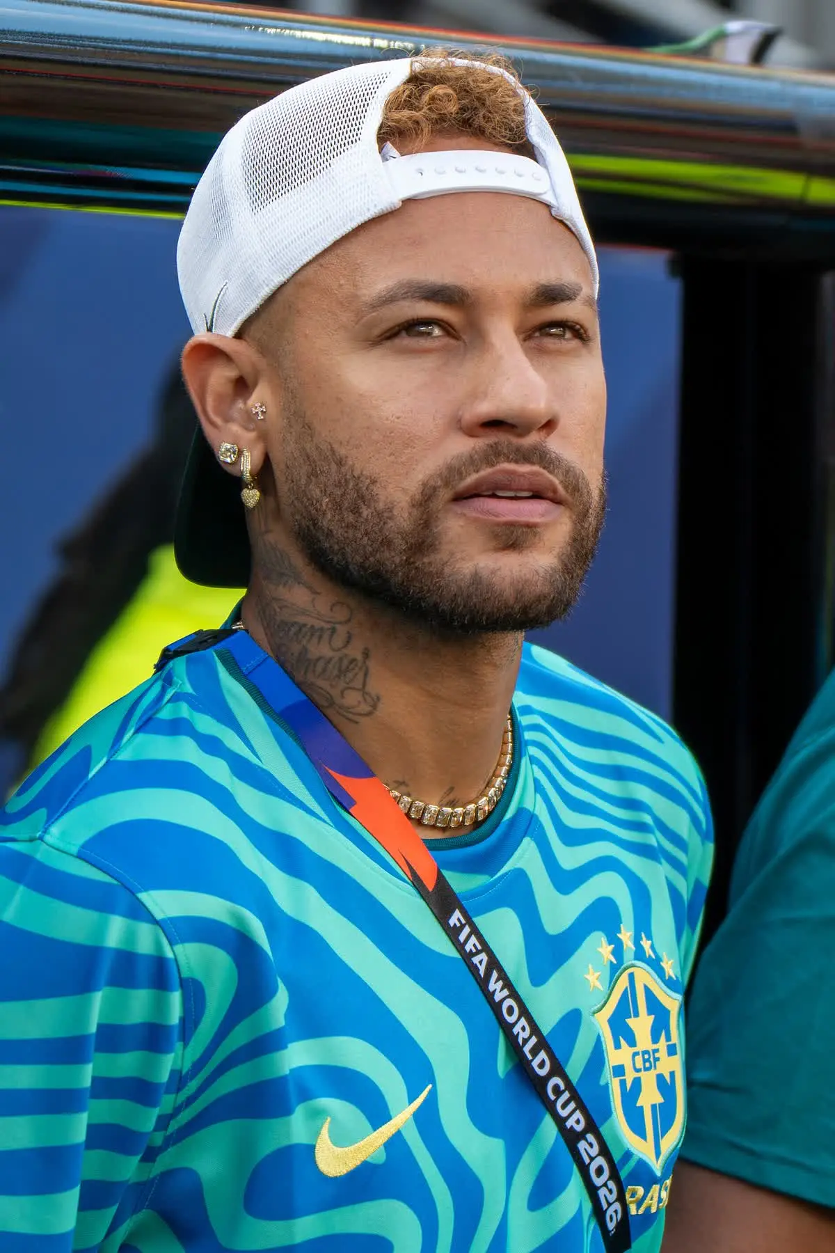 Neymar no STJD: atacante de boné branco olha para o lado em atividade da seleção