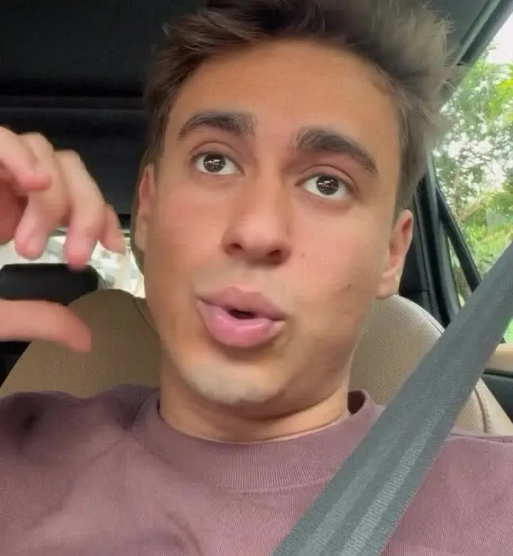 Nikolas Ferreira gesticula no banco do carro ao comparar a eleição com a final do Cruzeiro