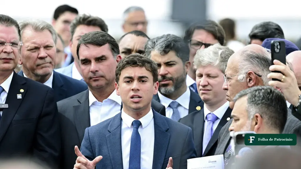 Nikolas Ferreira fala à imprensa no Congresso, ao lado de parlamentares de oposição