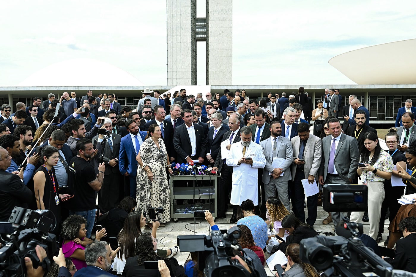 Reeleição de Nikolas: o deputado em entrevista coletiva da oposição em frente ao Congresso