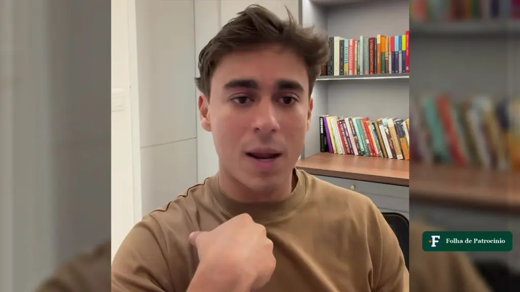 Nikolas Ferreira grava vídeo sobre o boicote depois da eleição, em frente a uma estante de livros