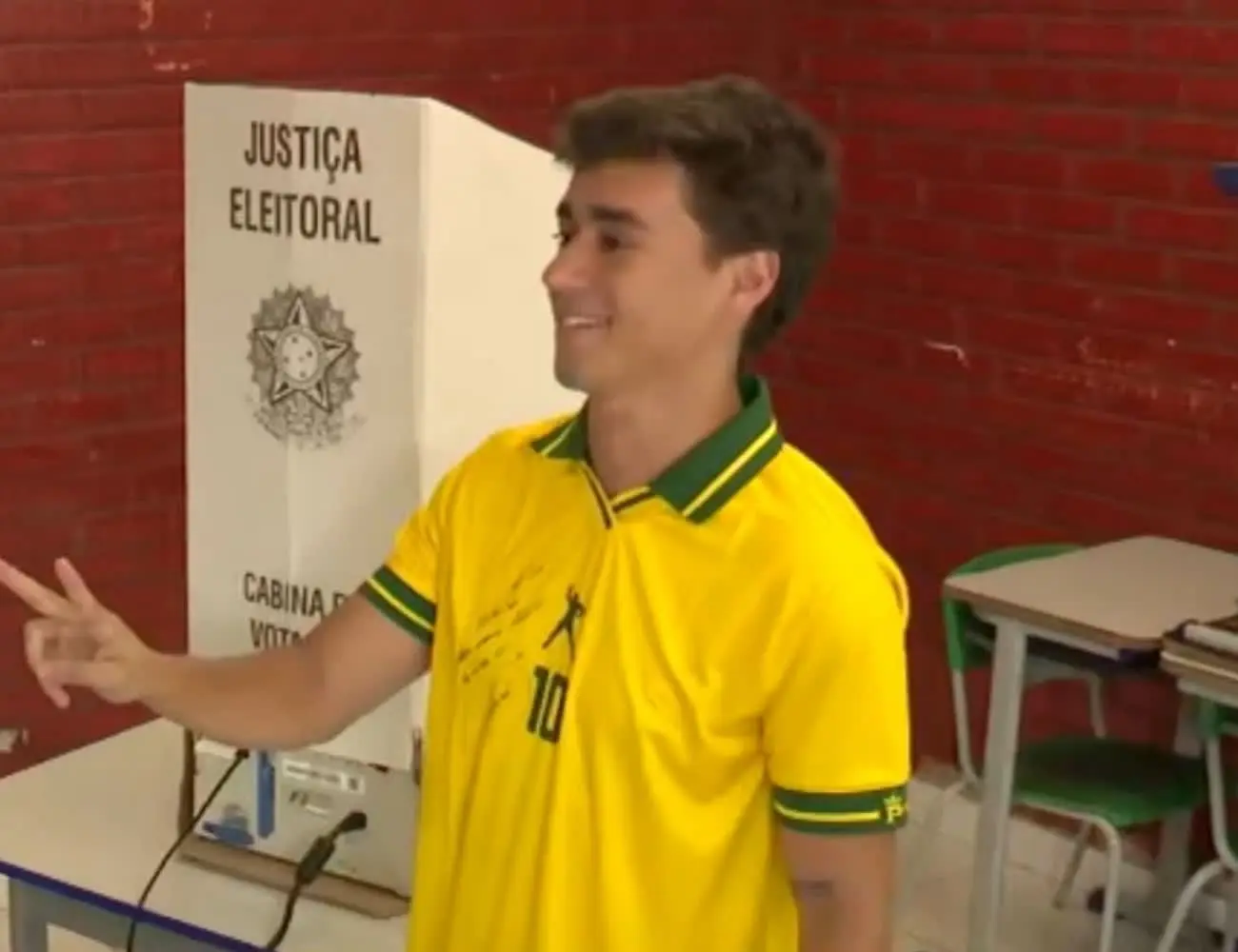 Cabine de votação da Justiça Eleitoral onde Nikolas vota em BH, na Pampulha